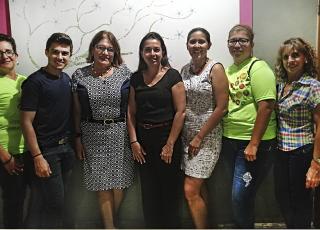 Docentes, personal del hospital y de la OFIM junto con participantes egresadas del programa. Foto: Rebeca Gu. Docentes, personal del hospital y de la OFIM junto con participantes egresadas del programa. Foto: Rebeca Gu.