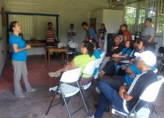La doctora Daisy Arroyo coordinadora del TC-581 imparte uno de los talleres dentro del Encuentro Comunal en la zona del humedal Térraba-Sierpe en el marco del "Foro de Acción Social: La Interacción Universidad- Sociedad: propuestas y desafíos a 100 años de la Reforma de Córdoba." Autoría Rocío Jiménez Montero. Encuentro Comunitario: La acción social de la UCR en la zona del Humedal Térraba-Sierpe