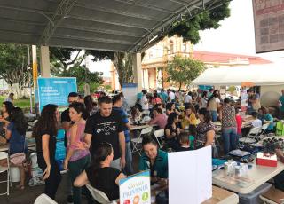 Vecinos y vecinas de Naranjo y otras comunidades cercanas participaron junto a personal y estudiantes de la UCR en los distintos espacios informativos y recreativos. Foto por: Hazel González. Vecinos y vecinas de Naranjo y otras comunidades cercanas participaron junto a personal y estudiantes de la UCR en los distintos espacios informativos y recreativos. Foto por: Hazel González.